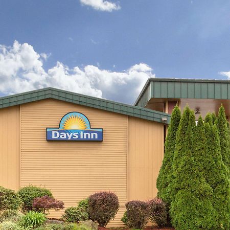 Days Inn By Wyndham Black Bear Салем Екстериор снимка