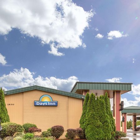 Days Inn By Wyndham Black Bear Салем Екстериор снимка