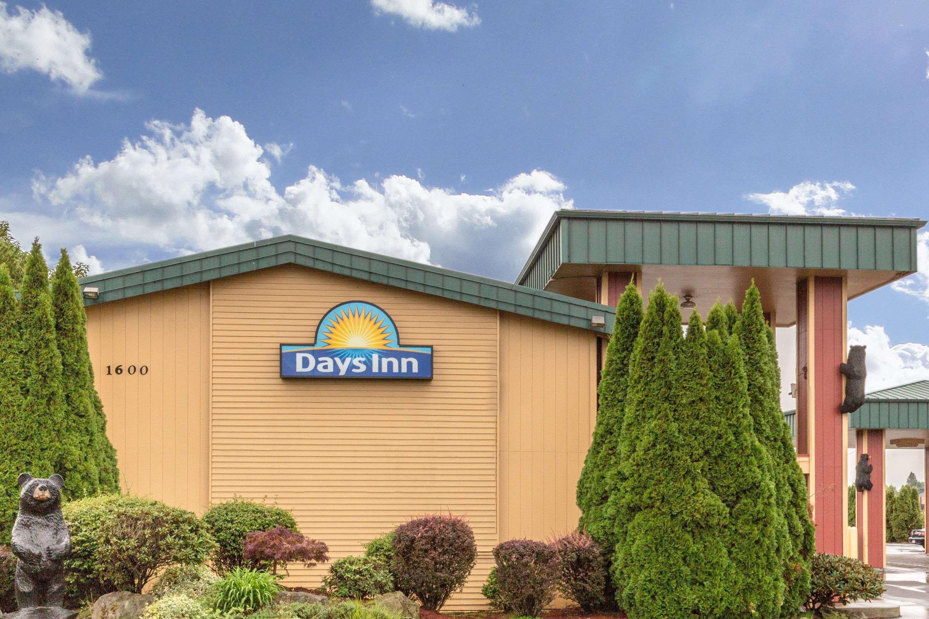 Days Inn By Wyndham Black Bear Салем Екстериор снимка