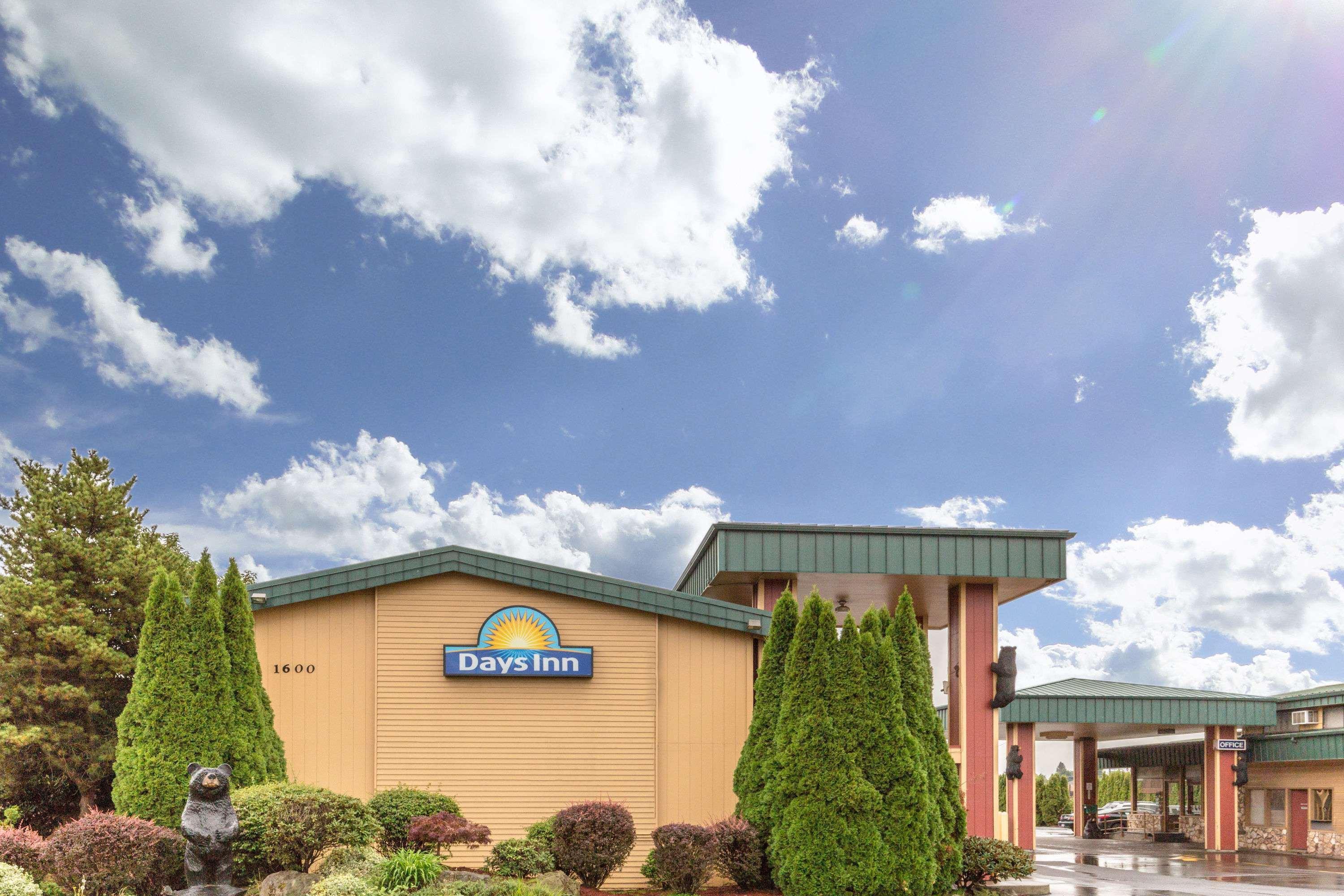 Days Inn By Wyndham Black Bear Салем Екстериор снимка